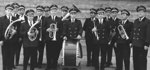 Die Kapelle 1959 v.l.n.r.: Hubert Hellige, Johannes Birke, Hans-Kurt Lumme, Hugo Theiling, Siegfried Rupprecht, Heinrich Strubberg, Heinrich Ahringhoff, Hermann Heggemann, Ignatz Hölscher, Josef Lietmann, Hermann Schulte, Walter Grever, Hans Schulte, Albert Hölscher, KonradBitter.
